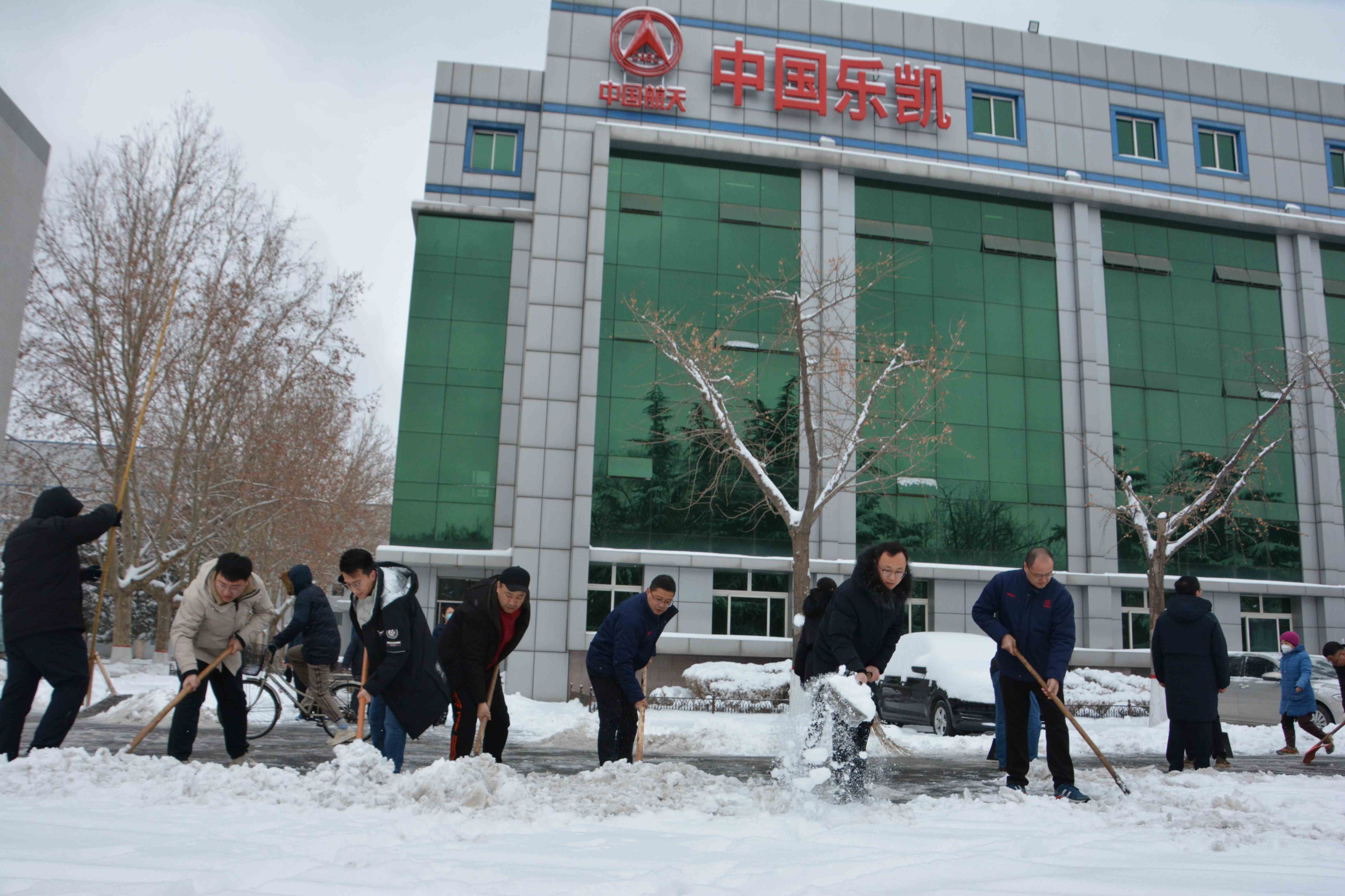 吹响扫雪除冰&ldquo;集结号&rdquo;！迎风战雪保生产