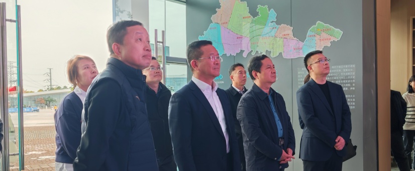 2图为侯景滨在国际非物质文化遗产博览园参观-周通摄.jpg