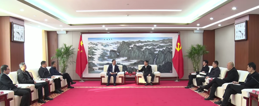 1图为侯景滨与王智慧进行工作会谈.png