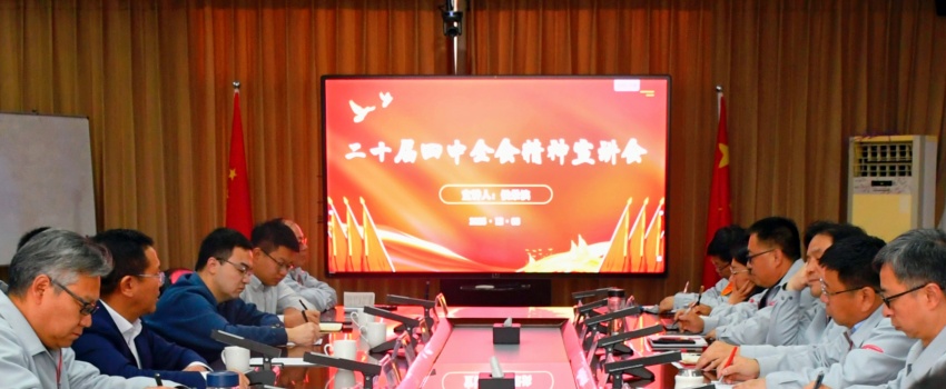 2图为侯景滨宣讲党的二十届四中全会精神-婉玉摄.jpg