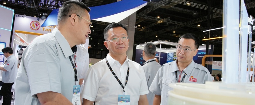 1图为侯景滨在展会参观.jpg